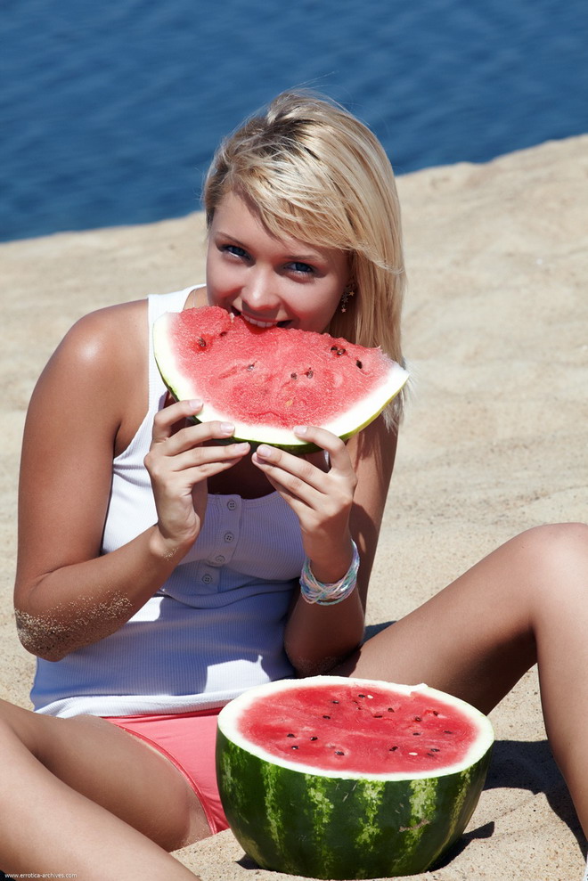 Irresistible Y Refrescante Tentación - Linda Rubia Jovencit